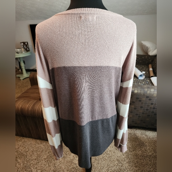 NWOT - Maurices L Women's Top - Picture 2 of 5